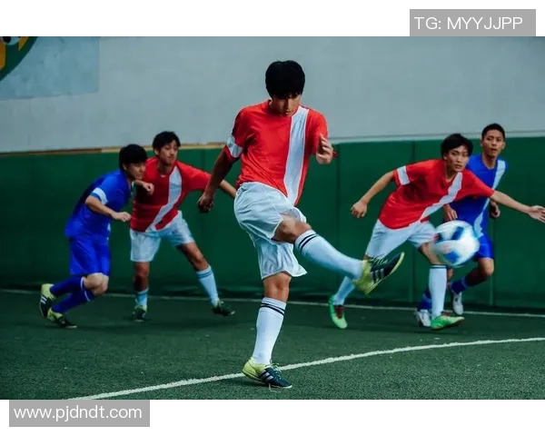 足球巨星伪装成普通球员在街头野球场打球被认出引发围观热潮 足球巨星伪装成普通球员在街头野球场打球被认出引发围观热潮