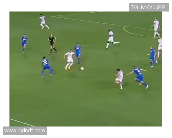 足球巨星赛场意外打脸瞬间引发全场惊呼堪称年度最尴尬名场面 足球巨星赛场意外打脸瞬间引发全场惊呼堪称年度最尴尬名场面