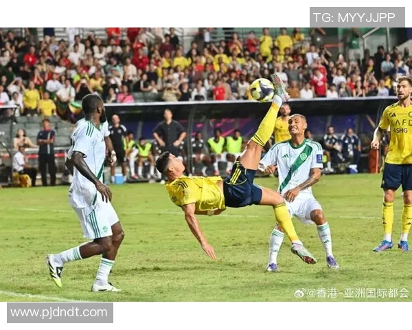 足球球星惊讶瞬间曝光 球场上震撼时刻引爆全球球迷热议 足球球星惊讶瞬间曝光 球场上震撼时刻引爆全球球迷热议