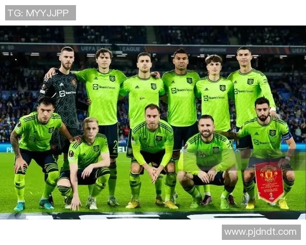 身披长袖战袍的球星在绿茵场上奋力拼搏展现激情瞬间